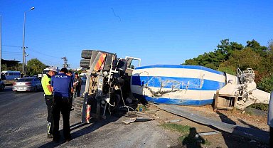 Virajı alamayan çimento yüklü beton mikseri yan yattı: 1 yaralı