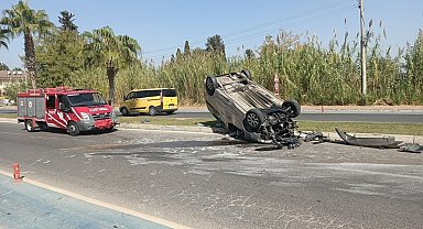 Virajı alamayan hafif ticari araç palmiyeye çarpıp takla attı: 3 yaralı