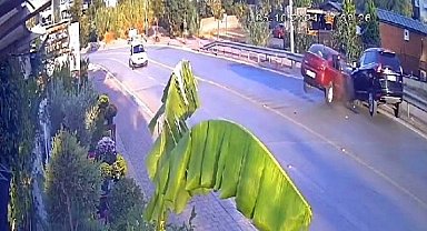 Virajı alamayan otomobil karşı yöndeki araçla kafa kafaya çarpıştı, sıkışan yaralıları itfaiye kurtardı