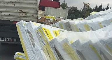 Virajı alamayan tırda yüklü malzemeler yola saçıldı