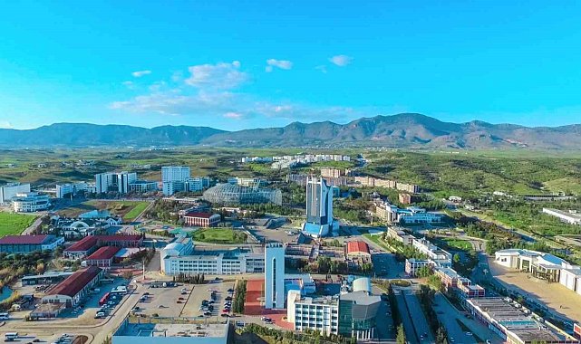Yakın Doğu Üniversitesi, Türkiye genelinde en iyi ilk beş üniversite arasında yer aldı