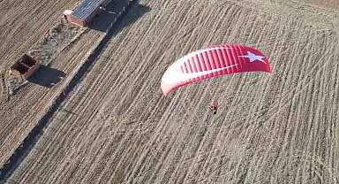 Yamaç paraşütü sporcuları, 29 Ekim Cumhuriyet Bayramı'nı gökyüzünde kutladı