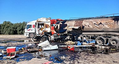 Yanan tankerden litrelerce ham petrol yola döküldü