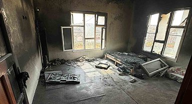 Yangın çıkan evdeki eşyalar kullanılamaz hale geldi