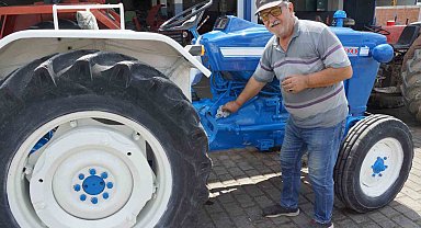 Yarım asırlık traktörüne gözü gibi bakıyor
