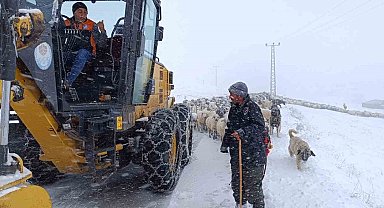Yaylada sürüsü ile kara yakalanan çobanın imdadına Büyükşehir ekipleri yetişti
