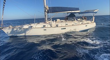 Yelkenli teknede 85 düzensiz göçmen yakalandı; 3 gözaltı