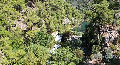 Yemyeşil ormanı, dik yamaçları, masmavi suları ve tarihi yapılarıyla saklı cennet 'Karanlıkdere Kanyonu'