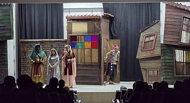 Yetişkinler ve çocuklar tiyatro ile eğlendi