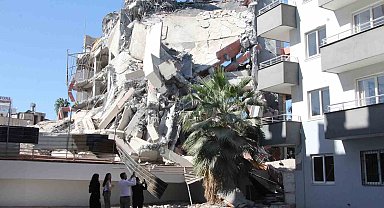 Yıkım, deprem paniği yaşattı: Molozlar öğrenciler içerideyken kurs merkezinin duvarını yıktı