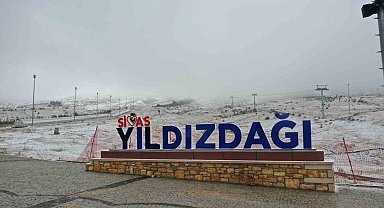 Yıldız Dağı Kayak Merkezi'ne mevsimin ilk karı düştü