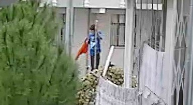 Yıpranmış bayrağı öpüp yerinden aldı, hikayesi herkesi duygulandırdı