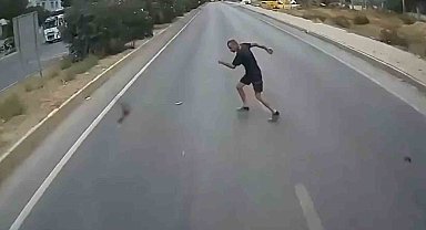 Yola düşen telefonunu almak isterken canından oluyordu