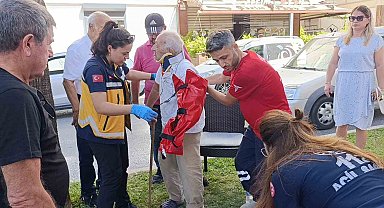 Yola fırlayan yaşlı adama çarpmamak için yaralanmayı göze aldı