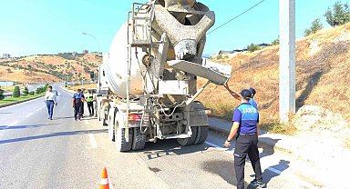 Yola harç döküp ilerleyen beton mikseri sürücüsüne ceza