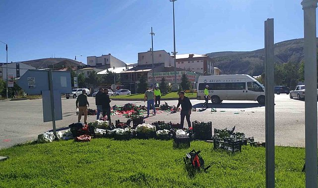 Yola savrulan pikabın içindeki sebze ve meyveler yola saçıldı