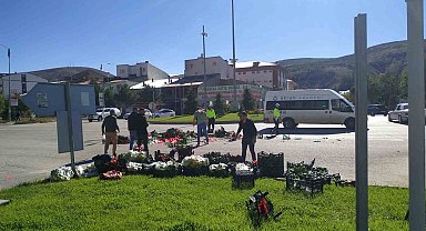 Yola savrulan pikabın içindeki sebze ve meyveler yola saçıldı