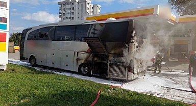 Yolcu otobüsünde yangın: Sürücü aracı akaryakıt istasyonuna çekip itfaiyeyi aradı