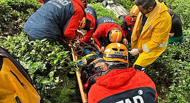 Yoldan 400 metre aşağıdaki dere yatağına yuvarlanan araçtan atlayarak yaralı kurtuldu