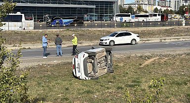 Yoldan çıkan otomobil yan yattı, sürücü yaralandı