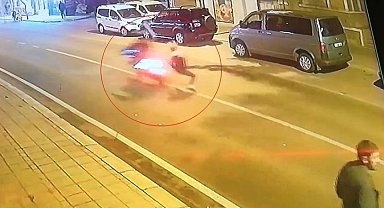 Yolun karşısına geçen yayaya motosikletin çarptığı anlar kamerada