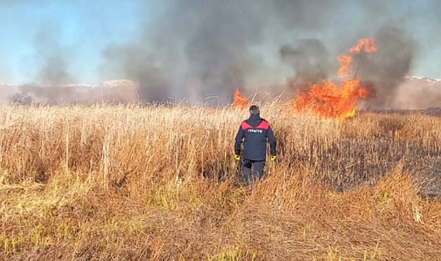 Yüksekova Nehil sazlığında başlayan yangın kontrol altına alındı