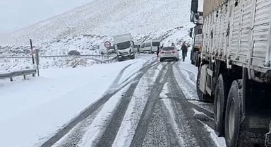 Yüksekova-Van kara yolunda kar yağışı nedeniyle çok sayıda araç mahsur kaldı