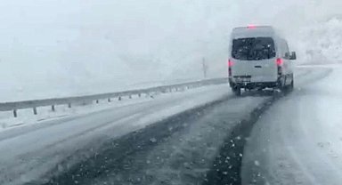 Yüksekova-Van kara yolunda kar yağışı
