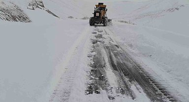 Yüksekova'da karla mücadele çalışması erken başladı