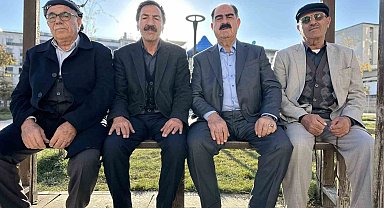 Yüksekova'da vatandaşlar yazdan kalma günlerin keyfini sürüyor