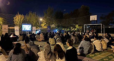 Yurt öğrencilerine açık hava sineması