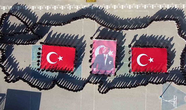 Yüzlerce öğrenci Cumhuriyet Bayramı için Türkiye haritası oluşturdu