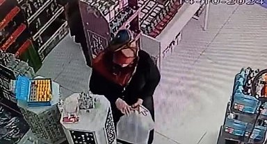 Yüzüğü önce denedi ardından çaldı: O anlar kamerada