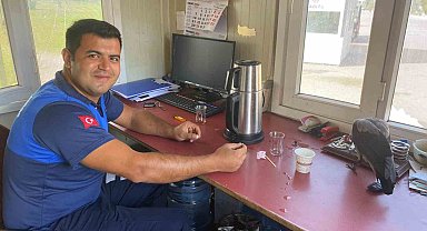 Zabıtalara misafir olan karganın kahvaltı keyfi