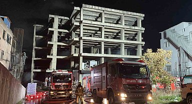 Zeytinburnu'nda iş merkezindeki yangını söndürme çalışmaları 13 saattir sürüyor