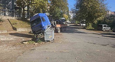 Zonguldak Ereğli'de çelik sac yüklü tır yan yattı