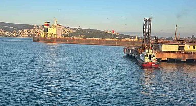 Zonguldak'ta karaya oturan yük gemisi ekiplerin çalışmalarının ardından limana yüzdürüldü