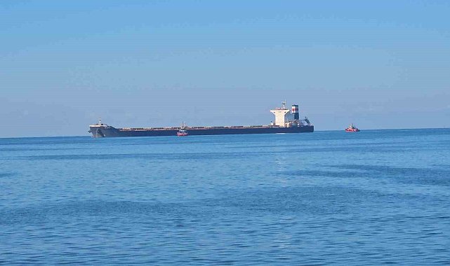 Zonguldak'ta yük gemisi karaya oturdu