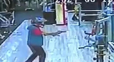 3 yaşındaki çocuğunun yanında defalarca ateş açıp öldürmüştü! Görüntüler sosyal medyada infial yarattı: 'Bu nasıl vicdansızlık'