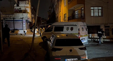 Bağcılar'da maskeli grup polis otosuna taşla saldırdı