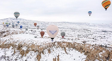 Kefiyeli balonlar Gazze için havalandı