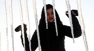 Eksi 25,3 derece ile Türkiye'nin en soğuk yeri oldu... Havaya atılan sıcak su anında buza dönüşüyor