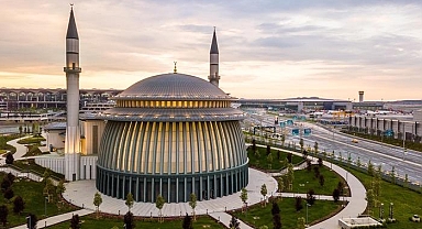 İstanbul Havalimanı'ndaki camide ibadetin ücretli olduğu iddiasına yalanlama: İlk 35 dakika otopark ücretsiz, süre aşımında normal tarife