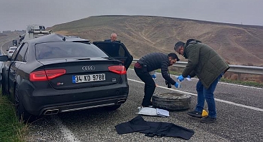 TIR'ın fırlayan tekeri, karşı yöndeki otomobilin üzerine düştü: 1 ölü