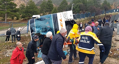Yolcu otobüsü devrildi! 1 can kaybı, 18 yaralı
