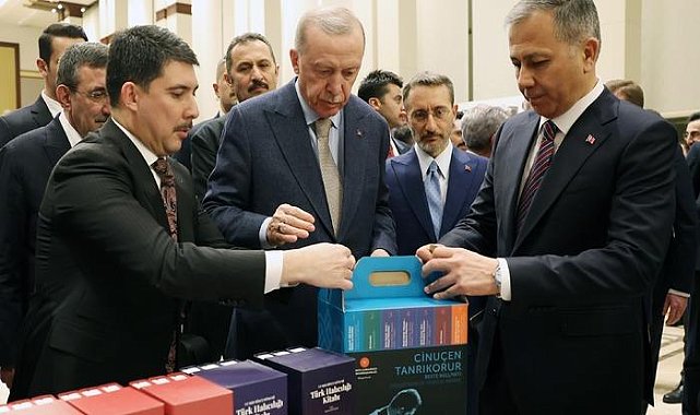 Cumhurbaşkanı Erdoğan, Cumhurbaşkanlığı Külliyesi'ndeki kitap fuarını ziyaret etti