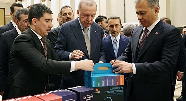 Cumhurbaşkanı Erdoğan, Cumhurbaşkanlığı Külliyesi'ndeki kitap fuarını ziyaret etti