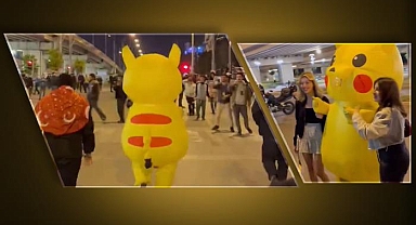 Eylemci Pikachu yine meydanlarda... Bu kez polisle beraber poz verdi! Türkiye onu konuşuyor