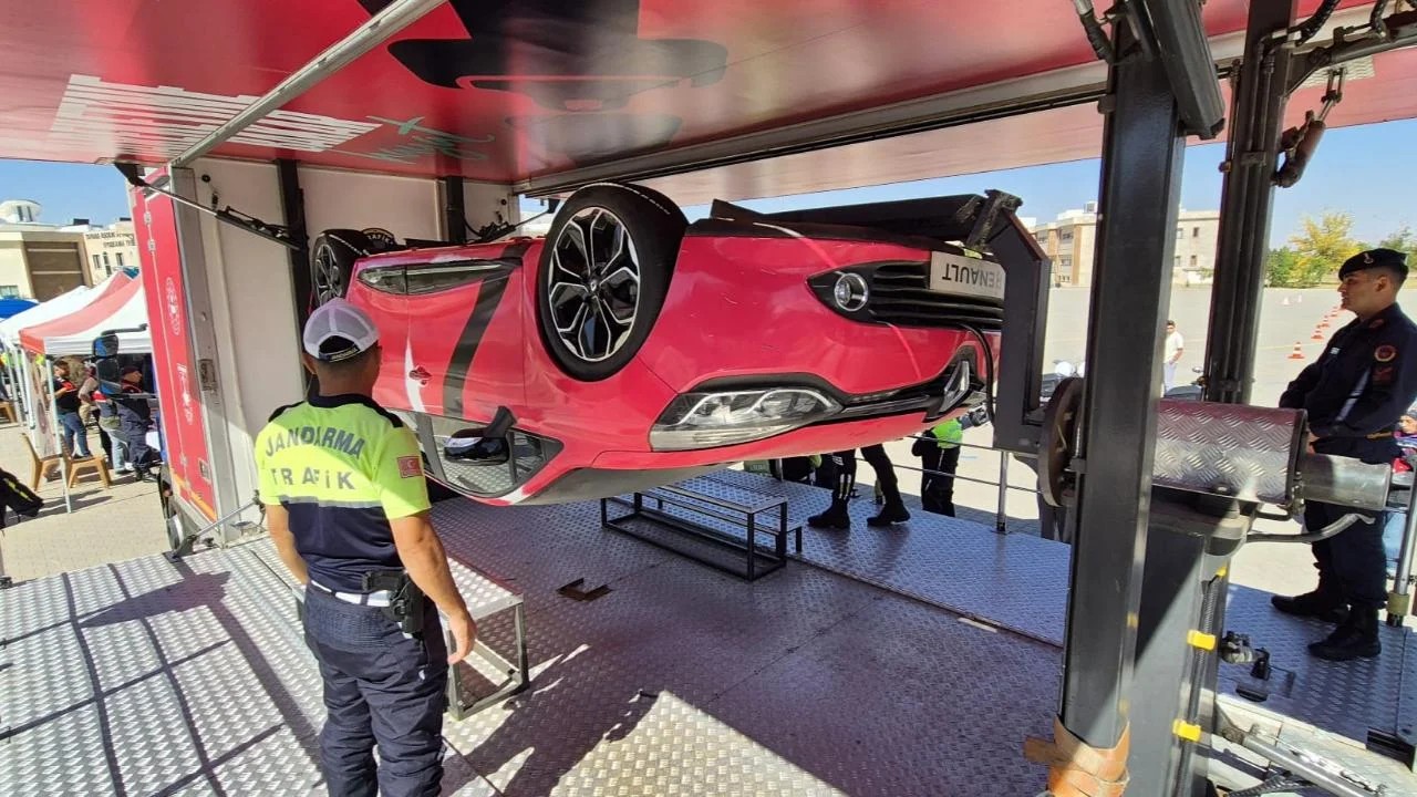 Vatandaşlar kazayı birebir yaşadı, emniyet kemerinin önemini anladı