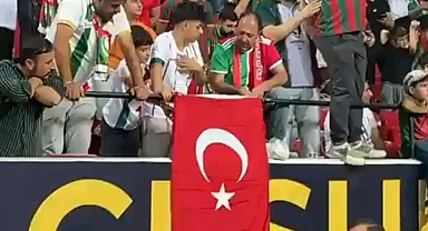 Amedspor tribünlerinde Türk bayrakları dalgalandı